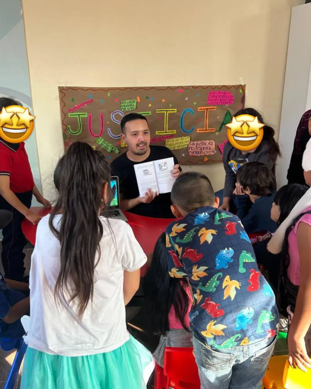 Angel Escamilla impartiendo un taller de educación financiera a niños de escasos recursos en el DIF Monterrey