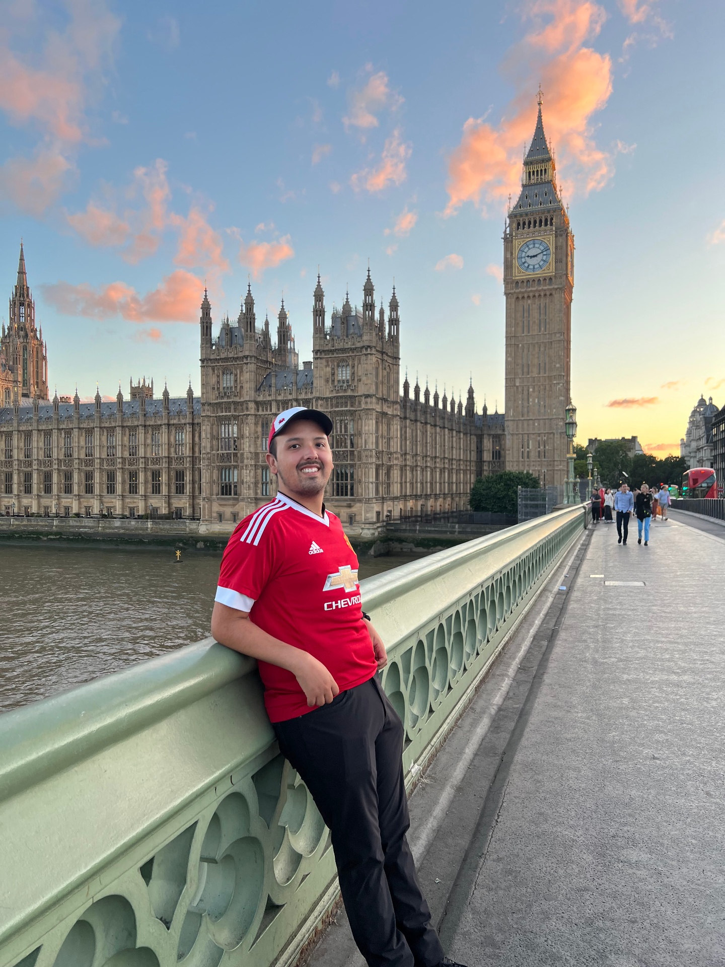 Angel Escamilla frente al Big Ben y el Parlamento en Londres, Reino Unido