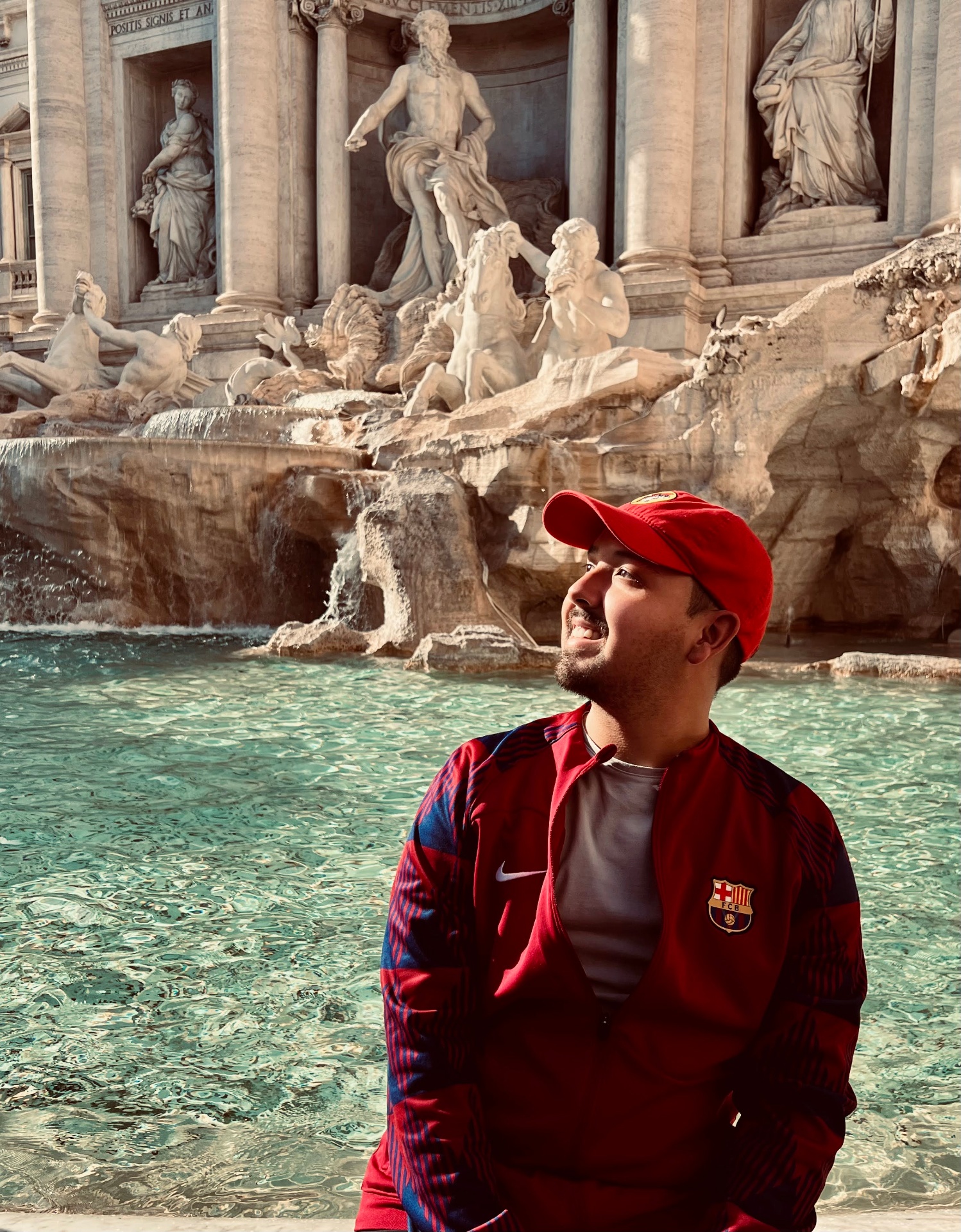 Angel Escamilla posando frente a la Fontana di Trevi en Roma, Italia