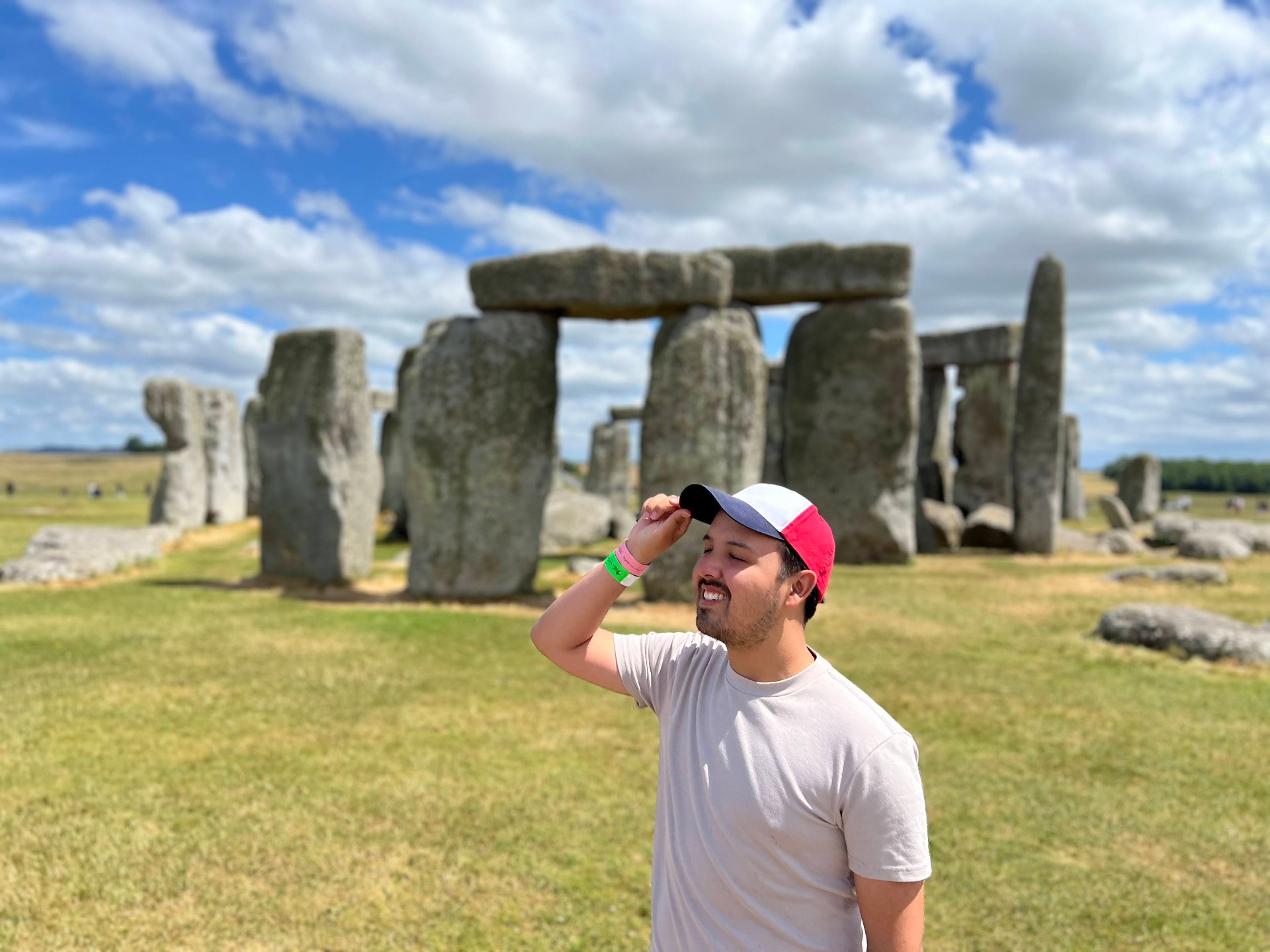 Angel Escamilla visitando el monumento prehistórico de Stonehenge en Inglaterra