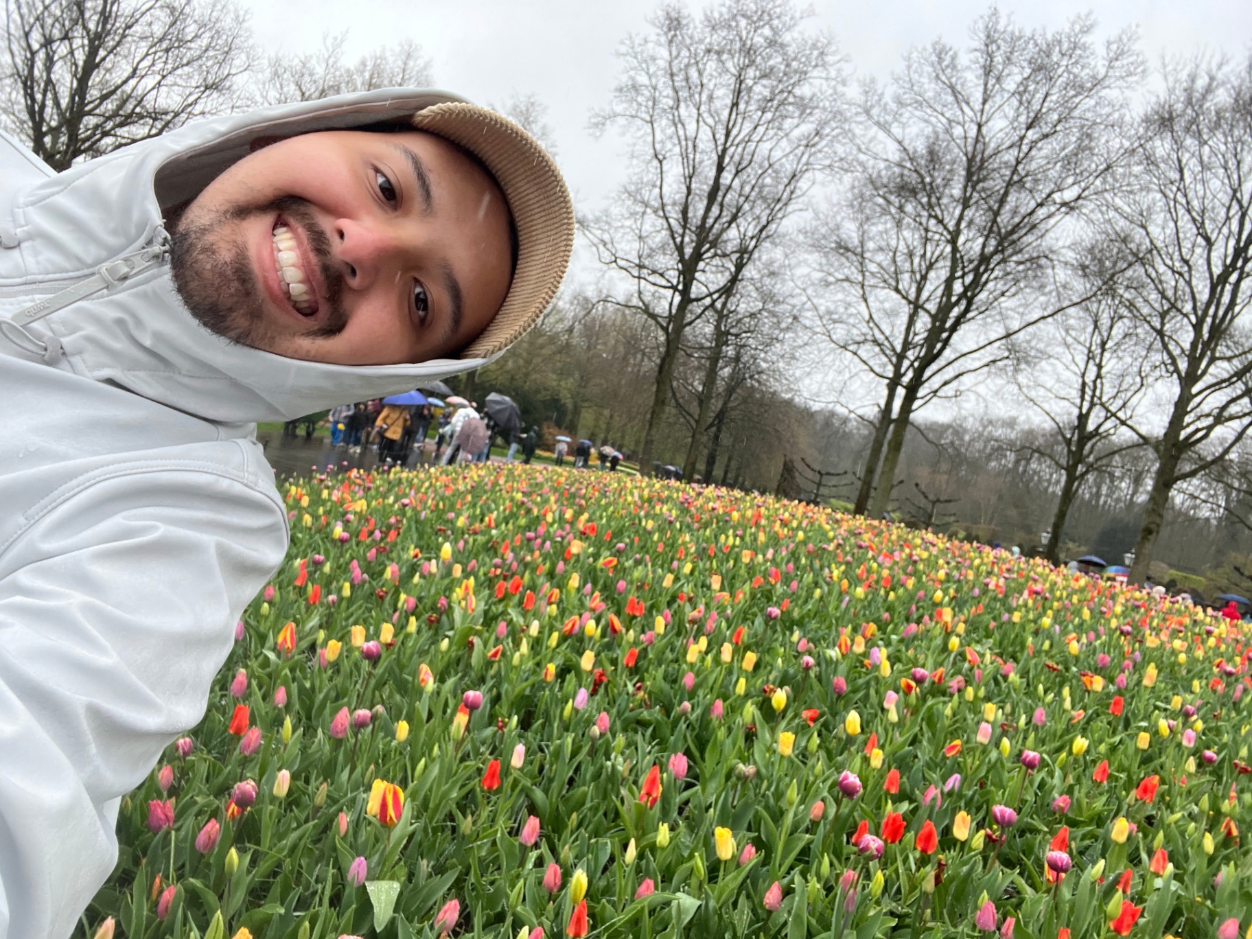 Angel Escamilla rodeado de tulipanes en los jardines de Keukenhof en Holanda