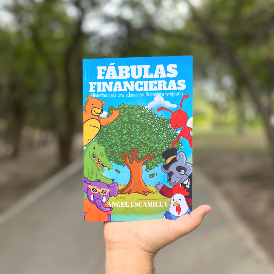 mano sosteniendo un libro de fabulas financieras