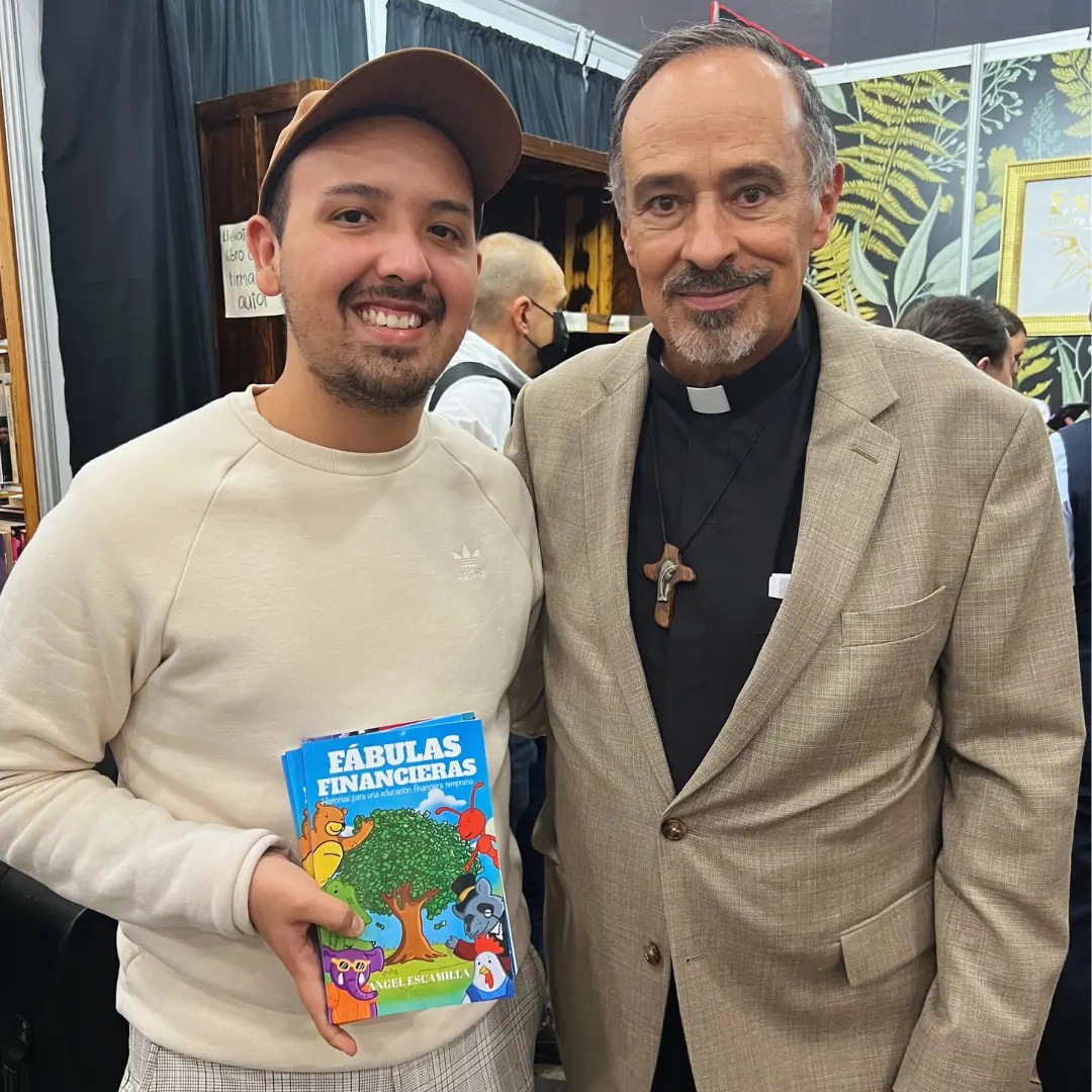 Angel Escamilla con el Pbro. María Ernesto Caro de Evangelización activa. En aquella ocasión el también sacerdote de primera comunión de Angel Escamilla, bendijo a Angel y a las familias que leyeran fábulas financieras